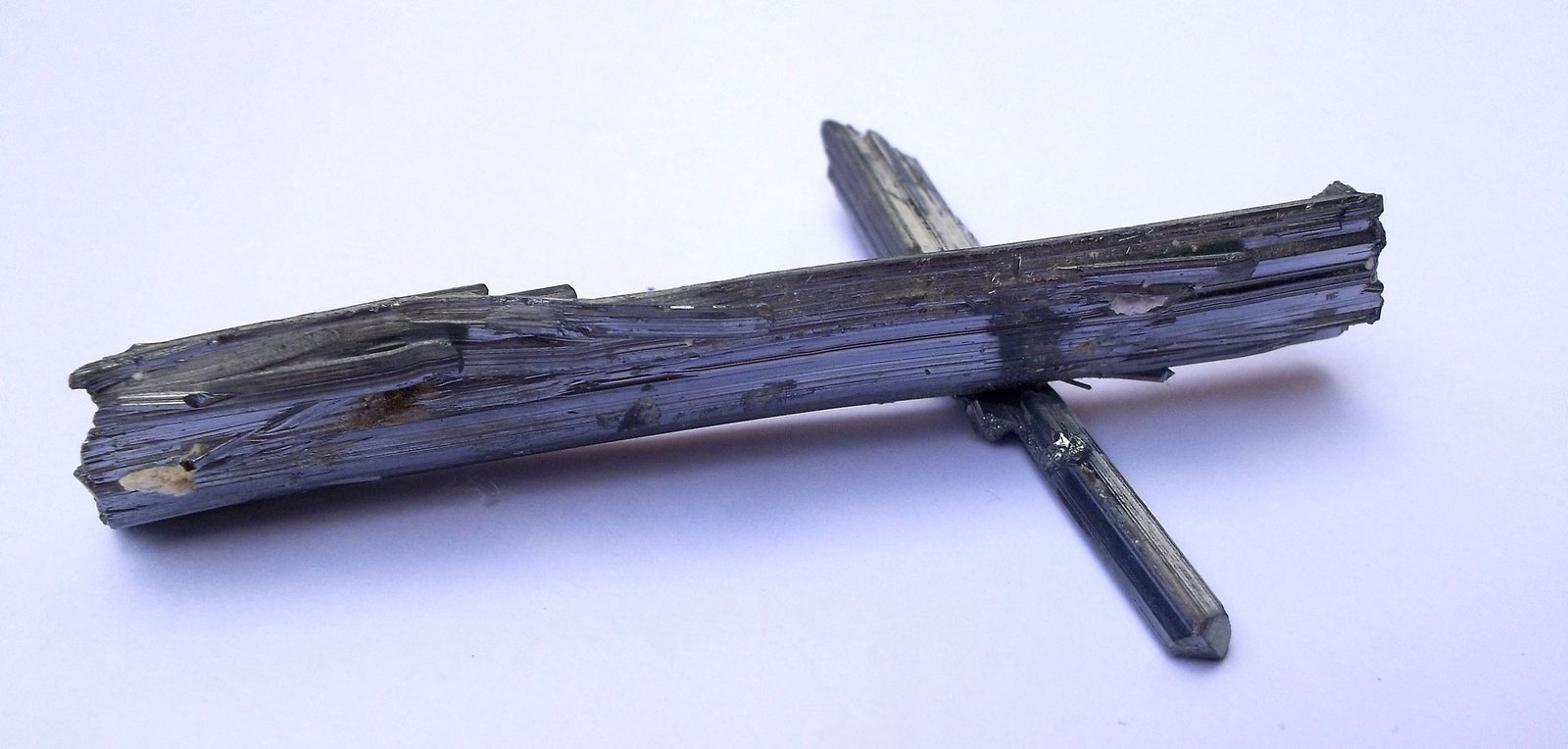 Stibnita (Estibina)
6,6 x 4,3 cm
(Autor: Cristalino)