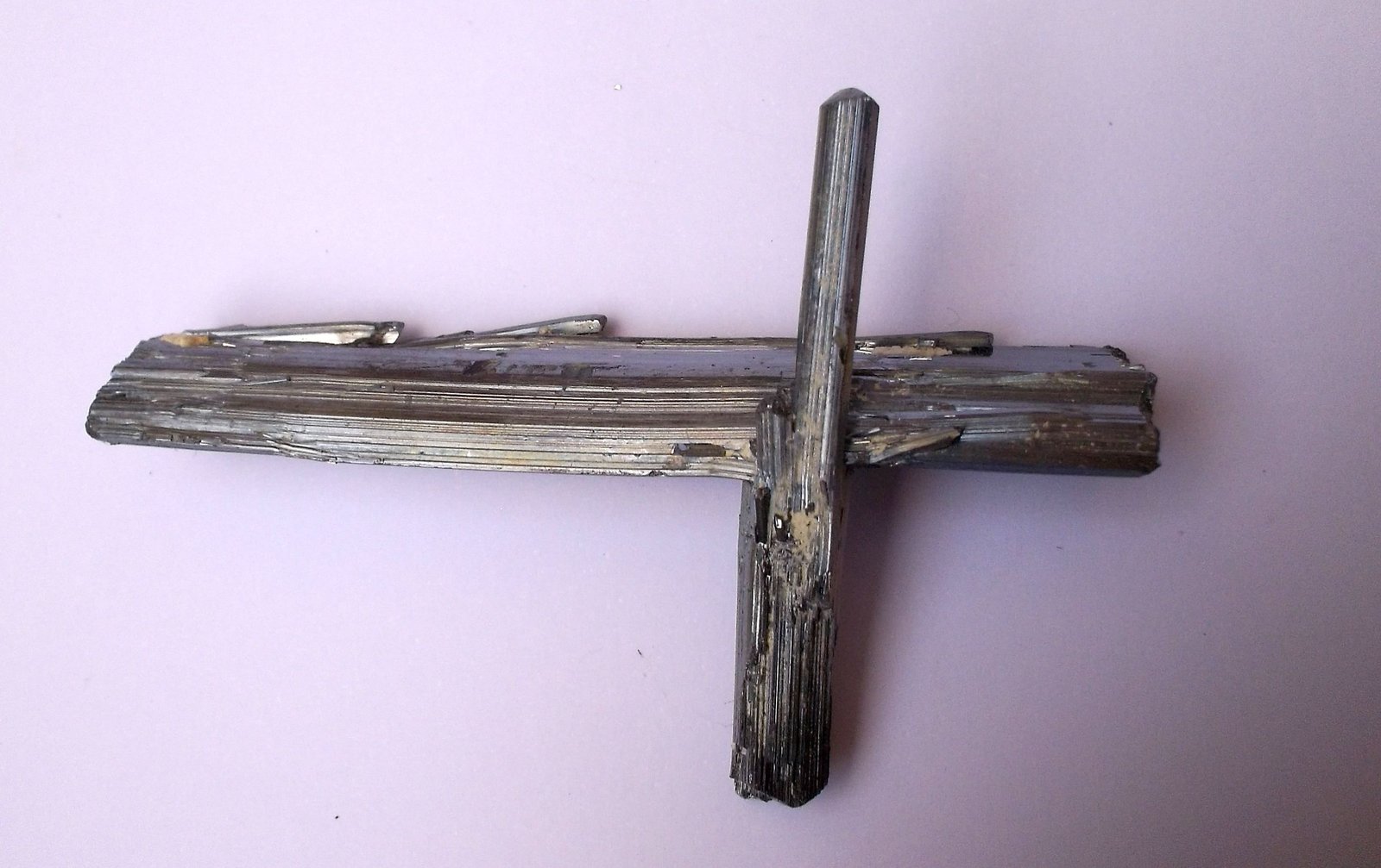 Stibnita (Estibina)
6,6 x 4,3 cm
(Autor: Cristalino)