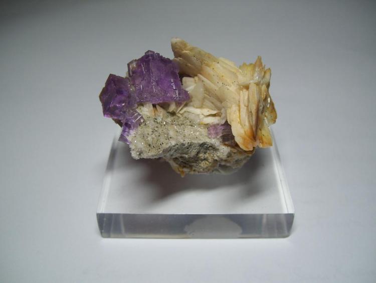 Fluorita con barita
4,5 x 4 cm. (El cristal mayor mide 1cm.)
(Autor: Darío Menéndez)