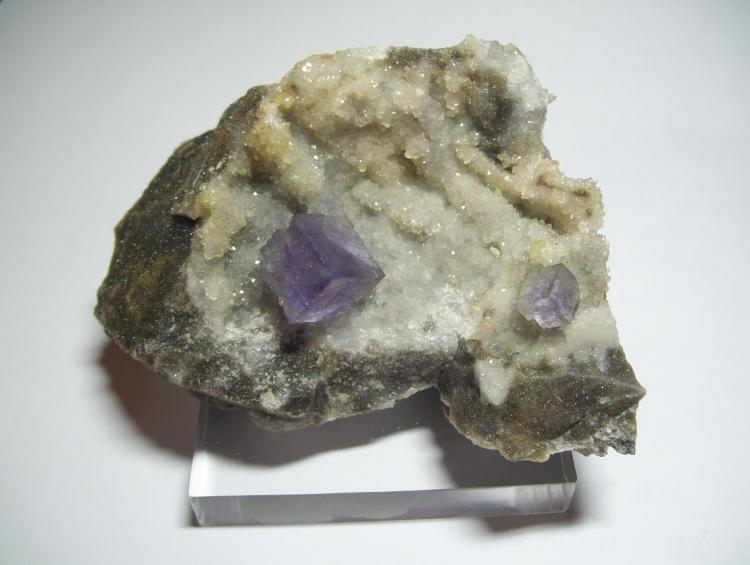 Fluorita
9 x 6 cm. (El cristal mayor mide 1cm. de arista)
(Autor: Darío Menéndez)