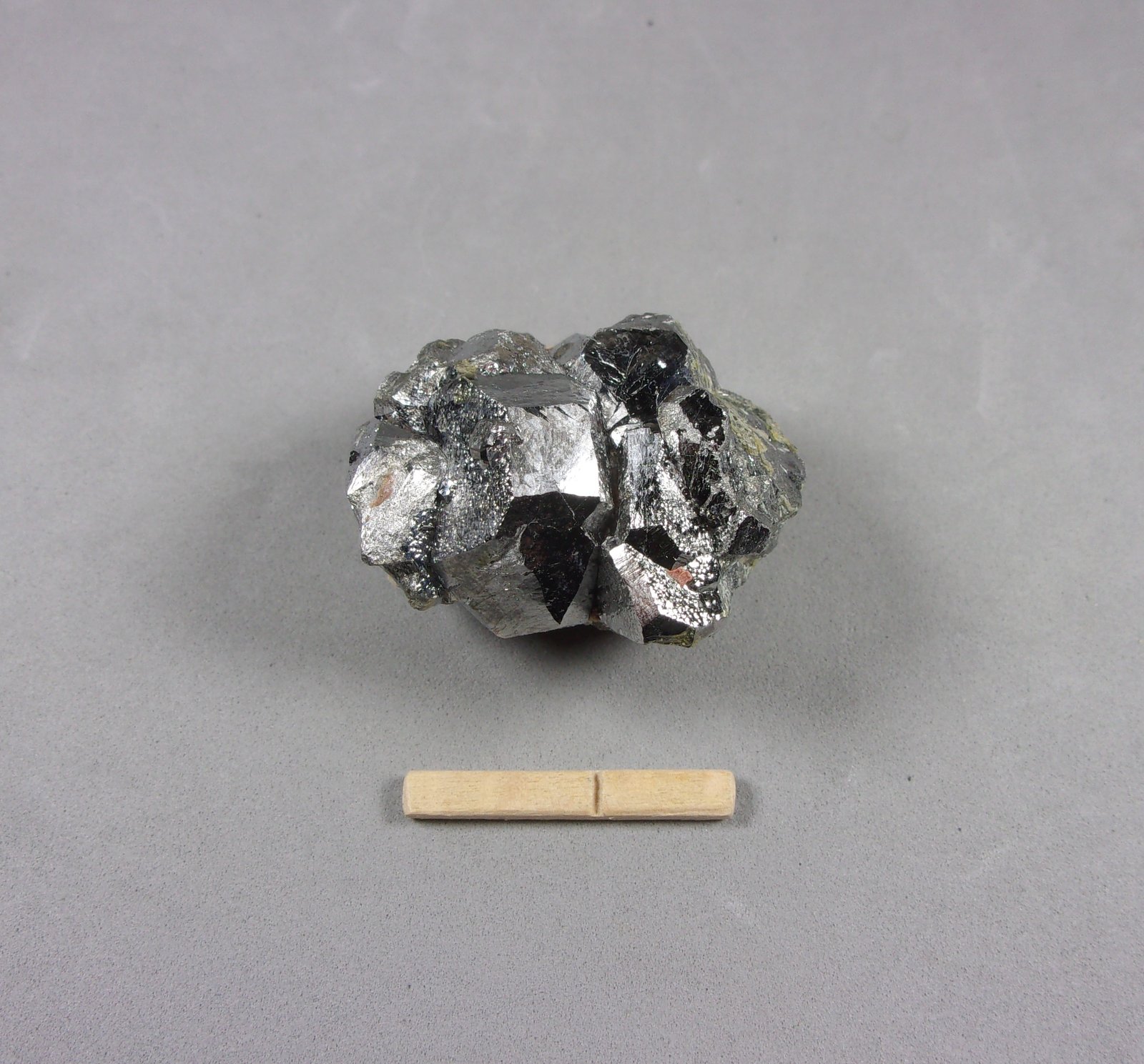 Nickelskutterudita
3,4 x 2,7 x 2,2 cm.
(Autor: J. G. Alcolea)