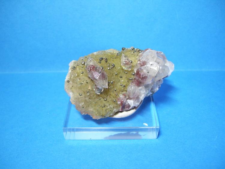 Fluorita con calcita y pirita
7 x 4 cm. (El cristal principal de calcita mide 2 cm.)
(Autor: Darío Menéndez)