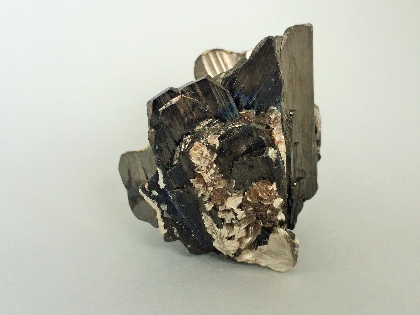 Ferberita, Siderita
5 x 5,5 x 5 cm
(Autor: Raúl S. Llorente)