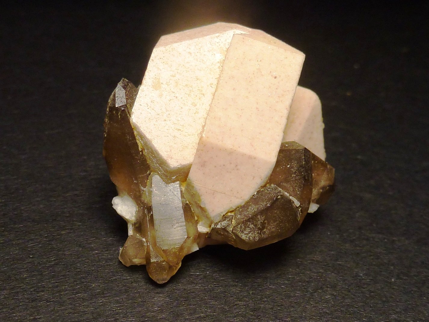 Microclina, Cuarzo (variedad ahumado), Albita
3 x 2,5 cm.
(Autor: javier ruiz martin)