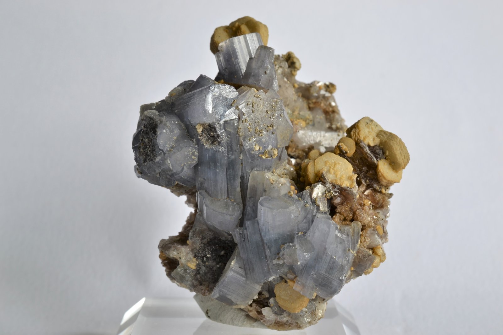 Fluorapatito (grupo Apatito), Siderita
5,5 x 3,5 x 3 cm.
(Autor: Raúl S. Llorente)