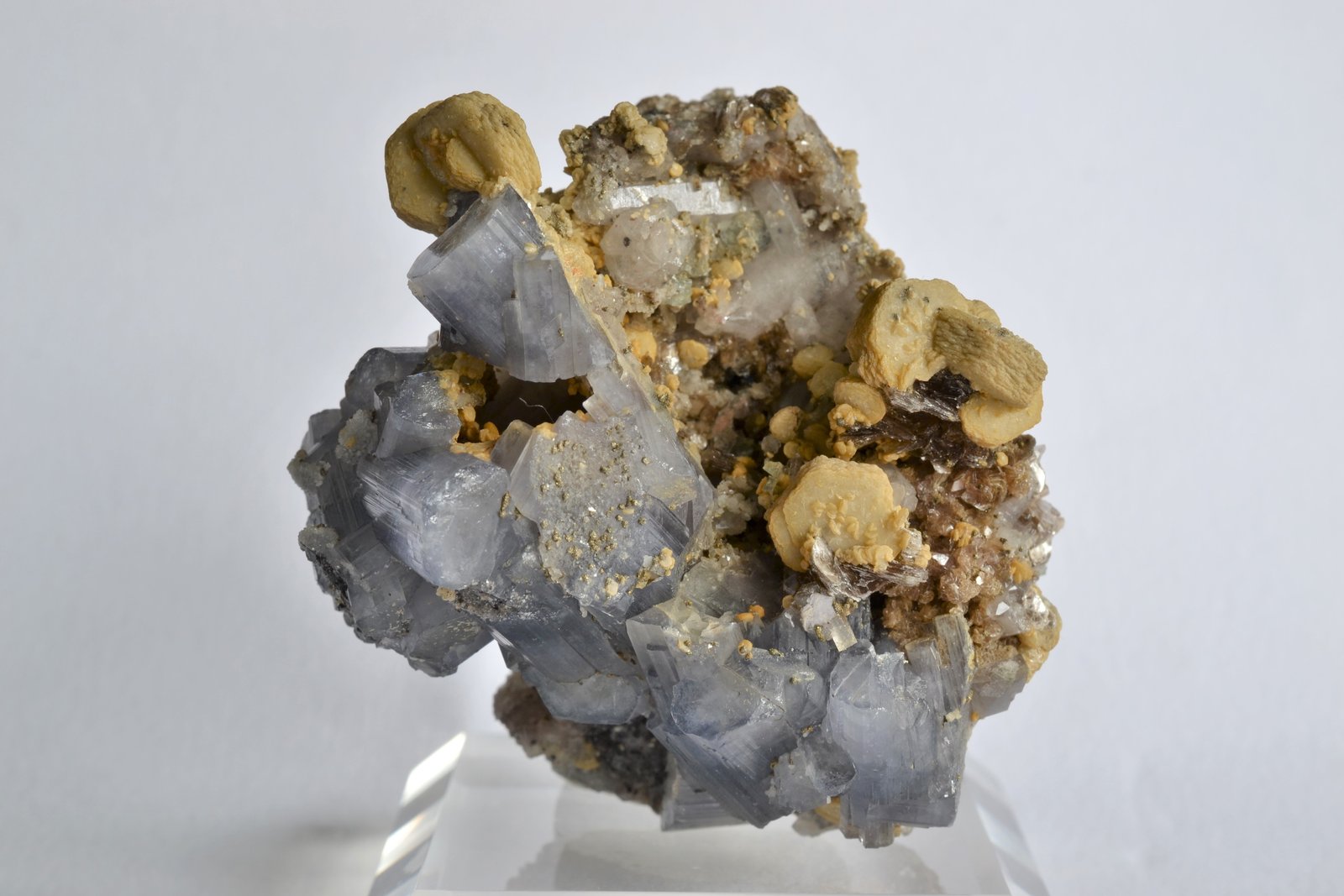 Fluorapatito (grupo Apatito), Siderita
5,5 x 3,5 x 3cm
(Autor: Raúl S. Llorente)