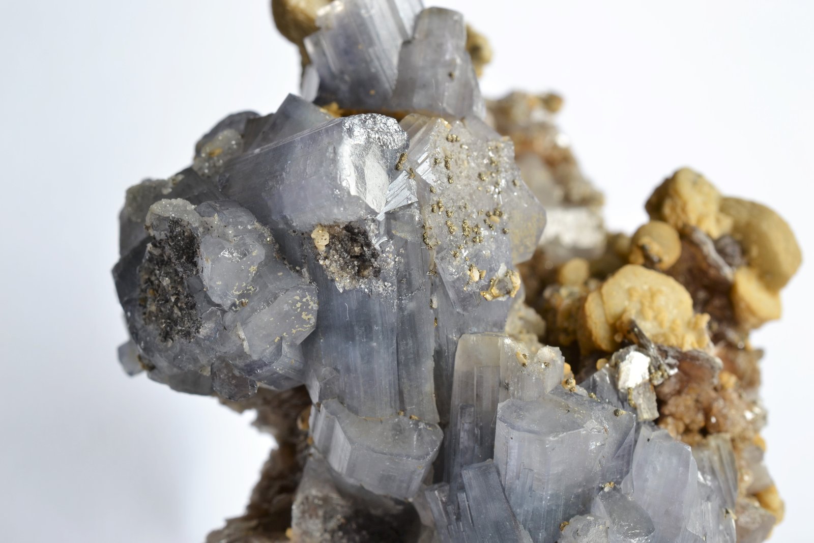 Fluorapatito (grupo Apatito), Siderita
5,5 x 3,5 x 3 cm.
(Autor: Raúl S. Llorente)