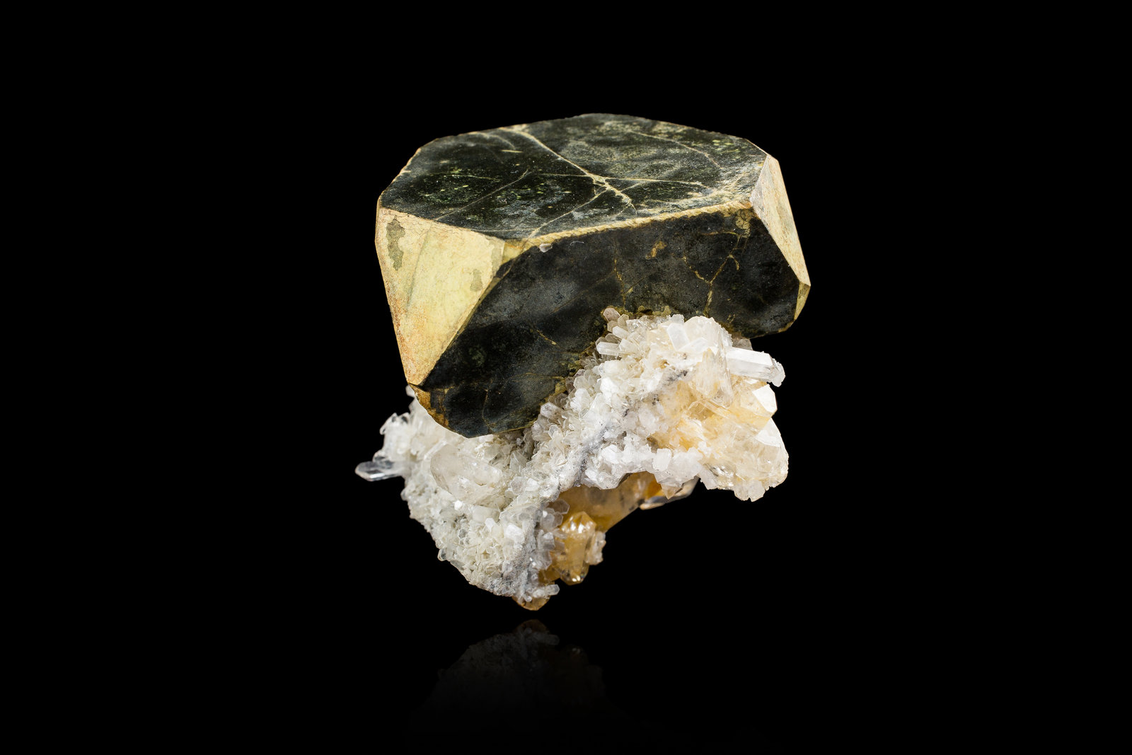 Kësterita con Cuarzo
5 x 3,5 x 4 cm
(Autor: Museo MIM)