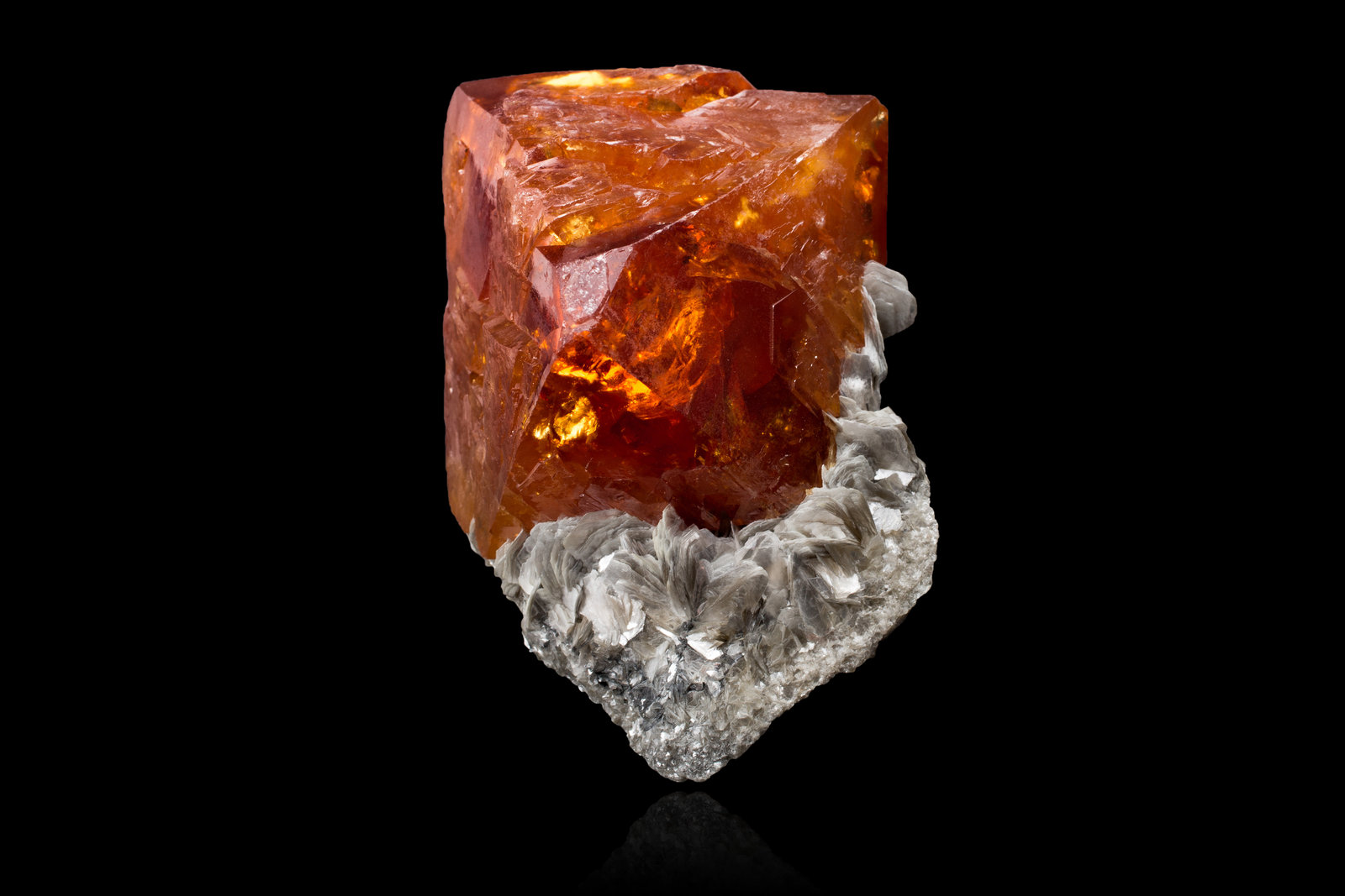 Scheelita en Moscovita
9 x 9,5 x 11,5 cm
(Autor: Museo MIM)