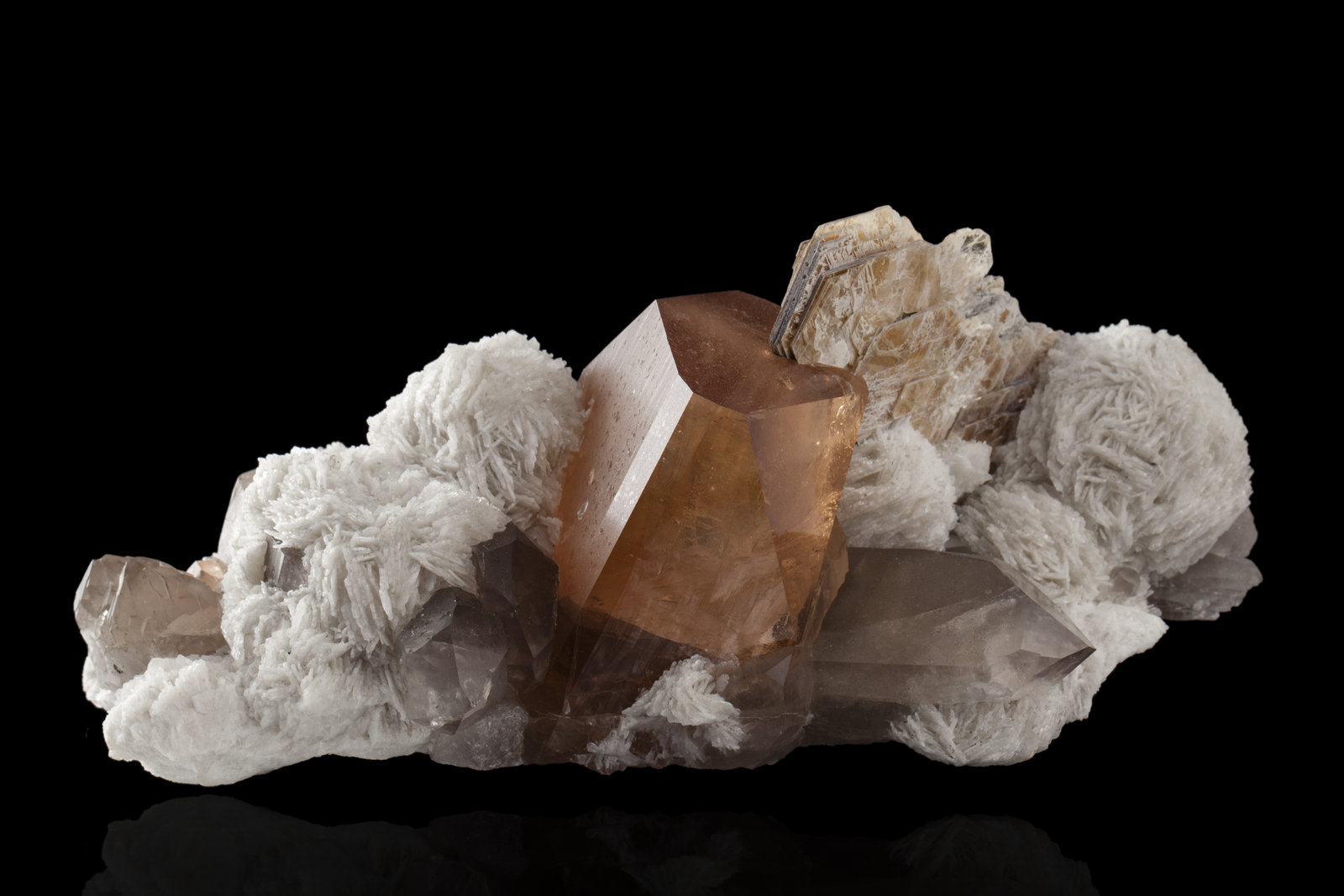 Topacio con Mica, Albita y Cuarzo (variedad ahumado)
25 x 13 x 11 cm
(Autor: Museo MIM)