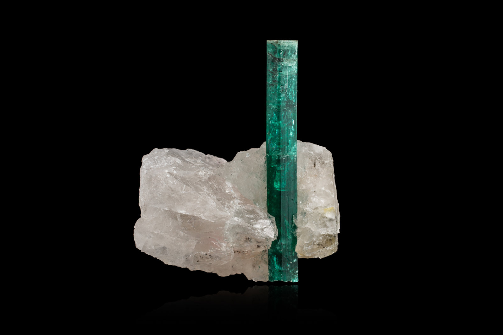 Berilo (variedad esmeralda) en Cuarzo
9,5 x 5 x 11 cm
(Autor: Museo MIM)