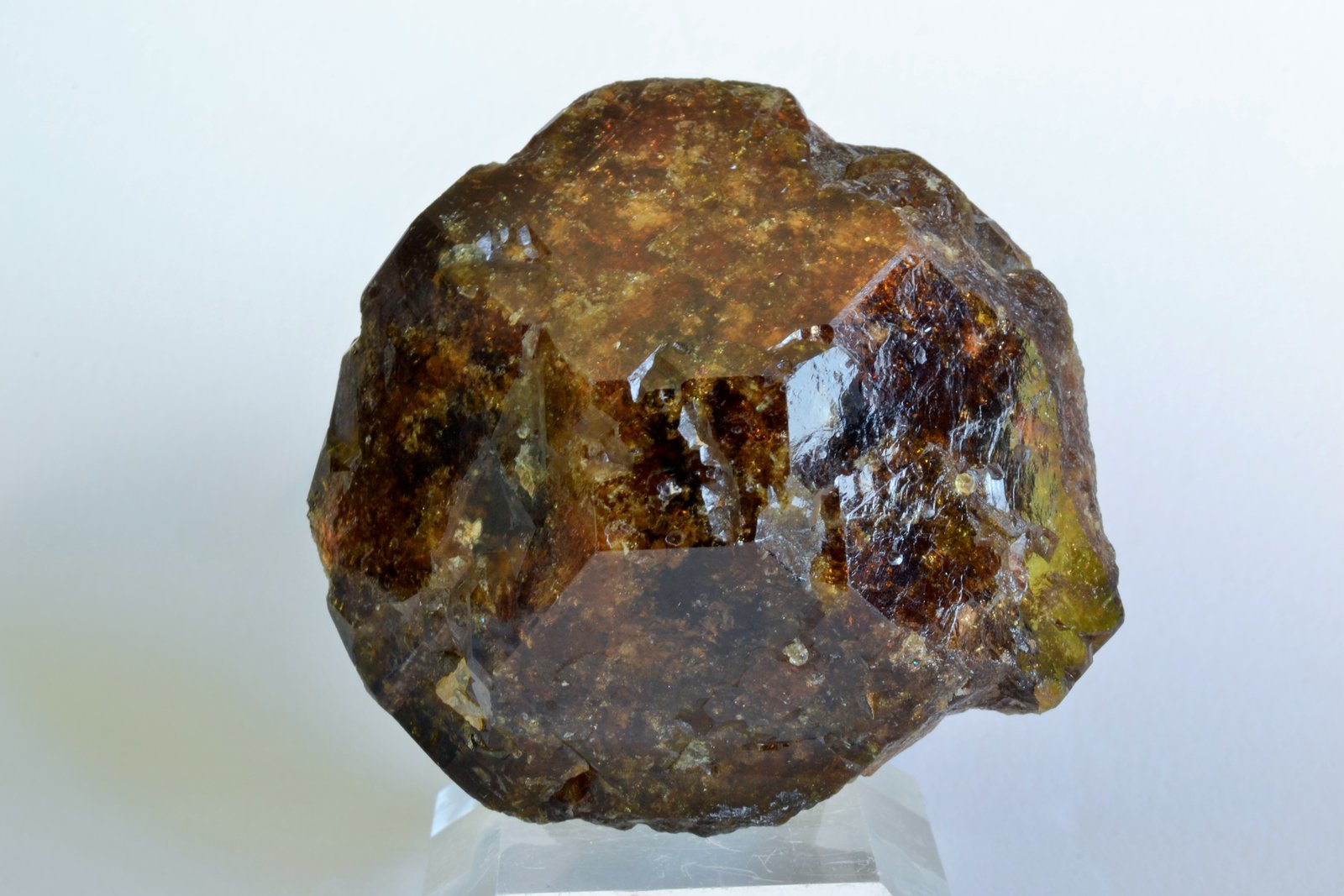 Vesuvianita
4,7 x 4,5 x 3,1 cm.
(Autor: Raúl S. Llorente)