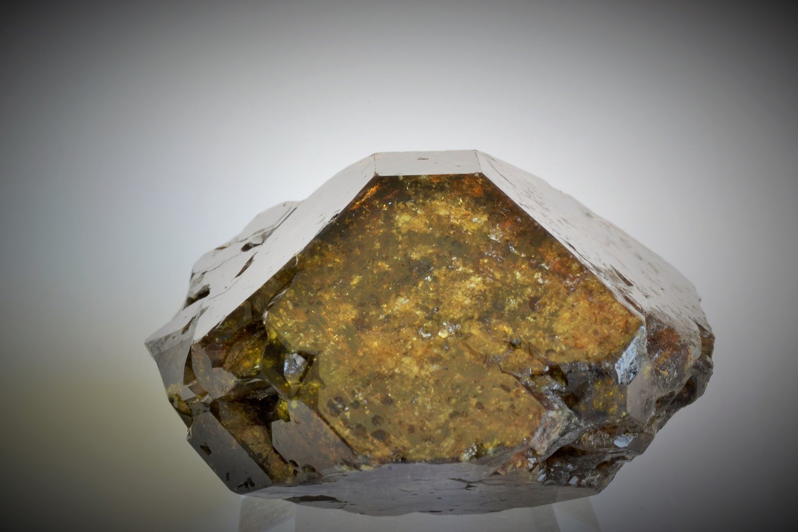 Vesuvianita
4,7 x 4,5 x 3,1 cm.
(Autor: Raúl S. Llorente)