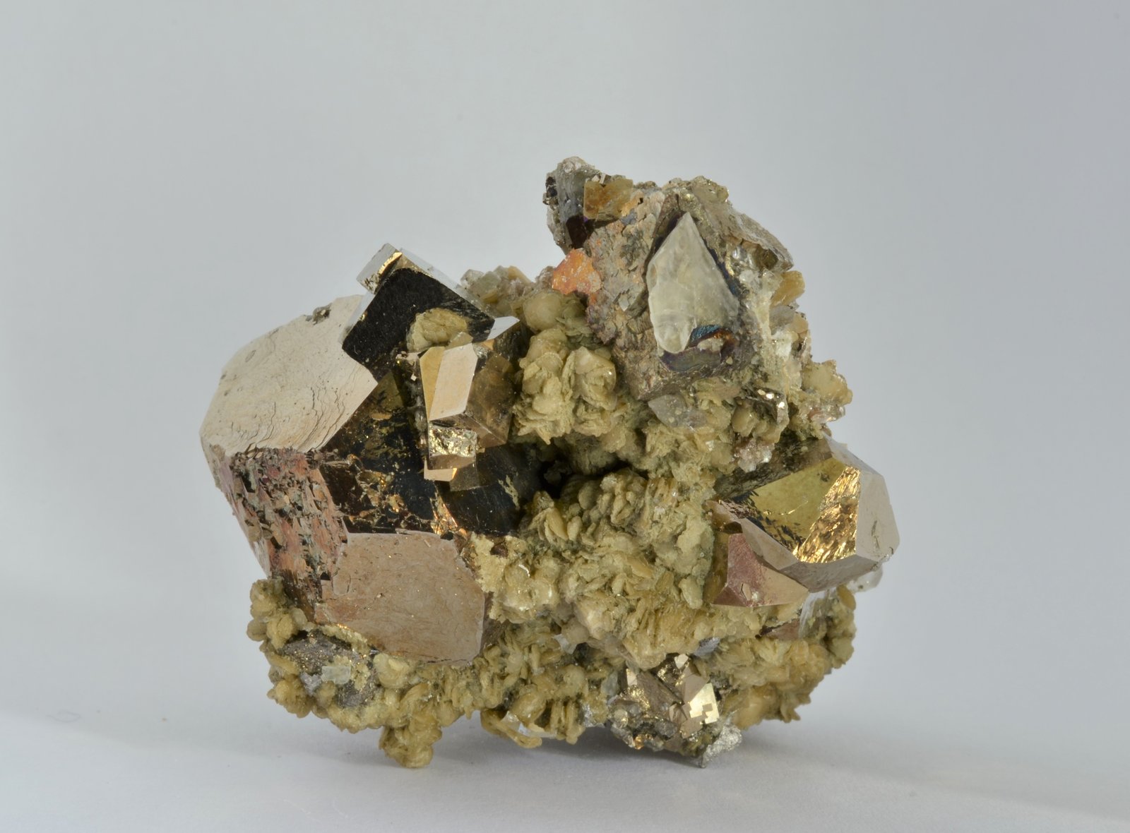 Pirita, Siderita
5,2 x 4,6 x 2,5 cm.
(Autor: Raúl S. Llorente)