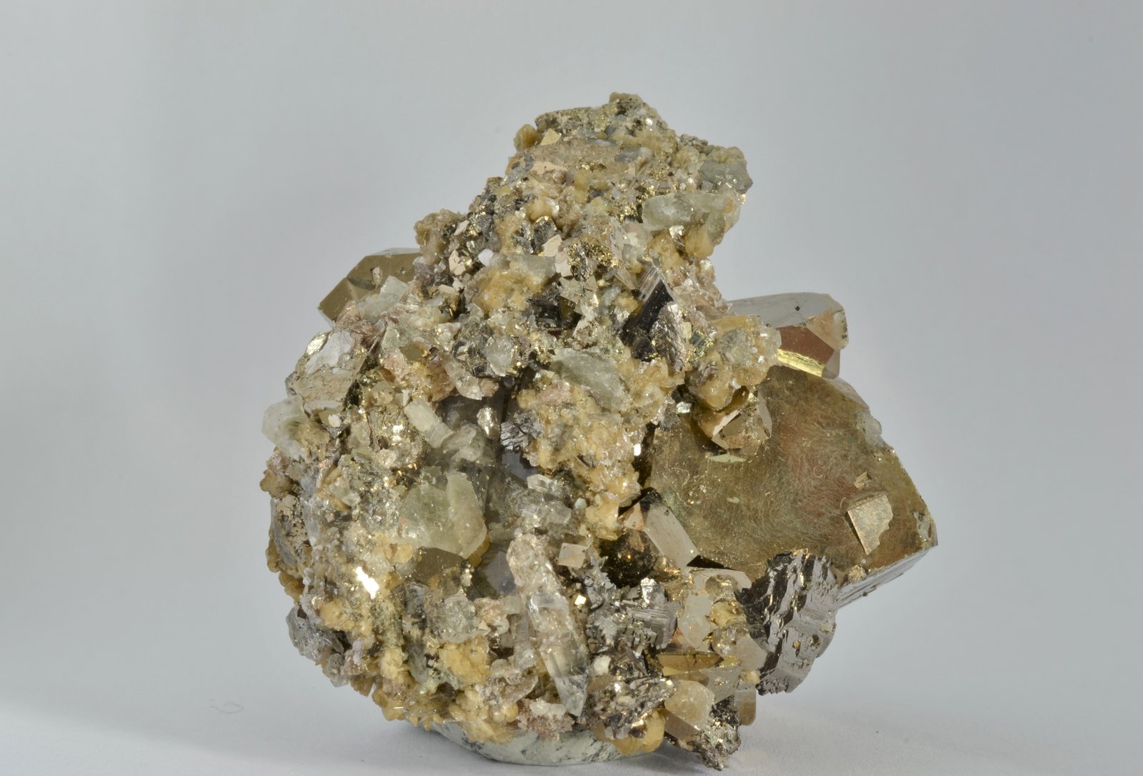 Pirita, Siderita
5,2 x 4,6 x 2,5 cm.
(Autor: Raúl S. Llorente)