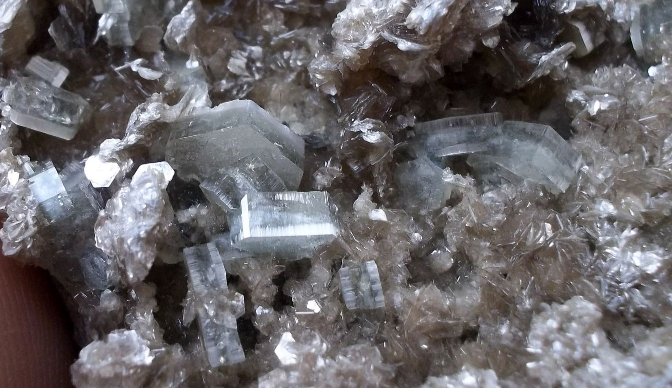 Fluorapatito (Grupo Apatito) y Moscovita
6,5 x 4,5 cm
(Autor: Cristalino)