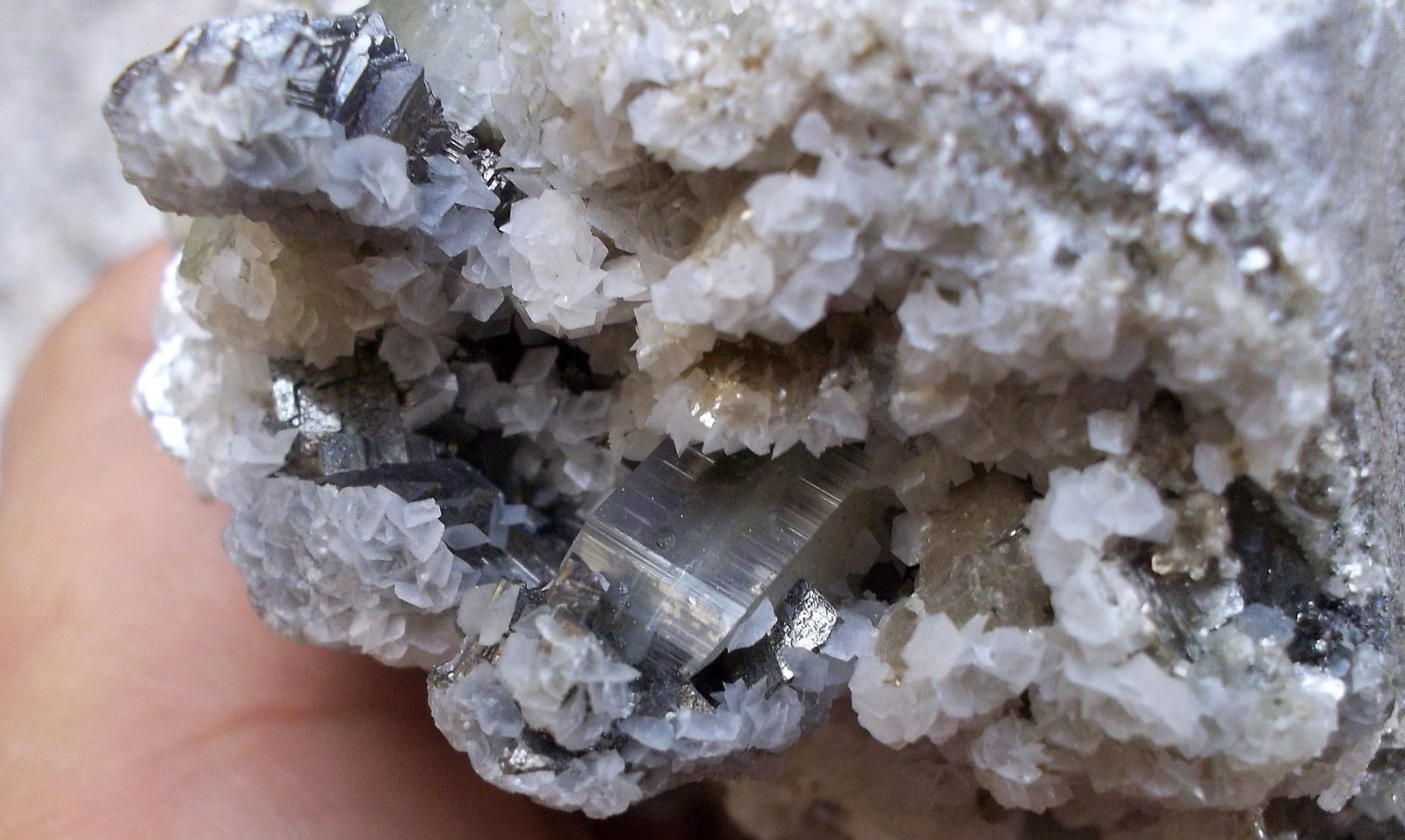 Fluorapatito (Grupo Apatito), Ferberita y Calcita
6,5 x 4,5 cm
(Autor: Cristalino)