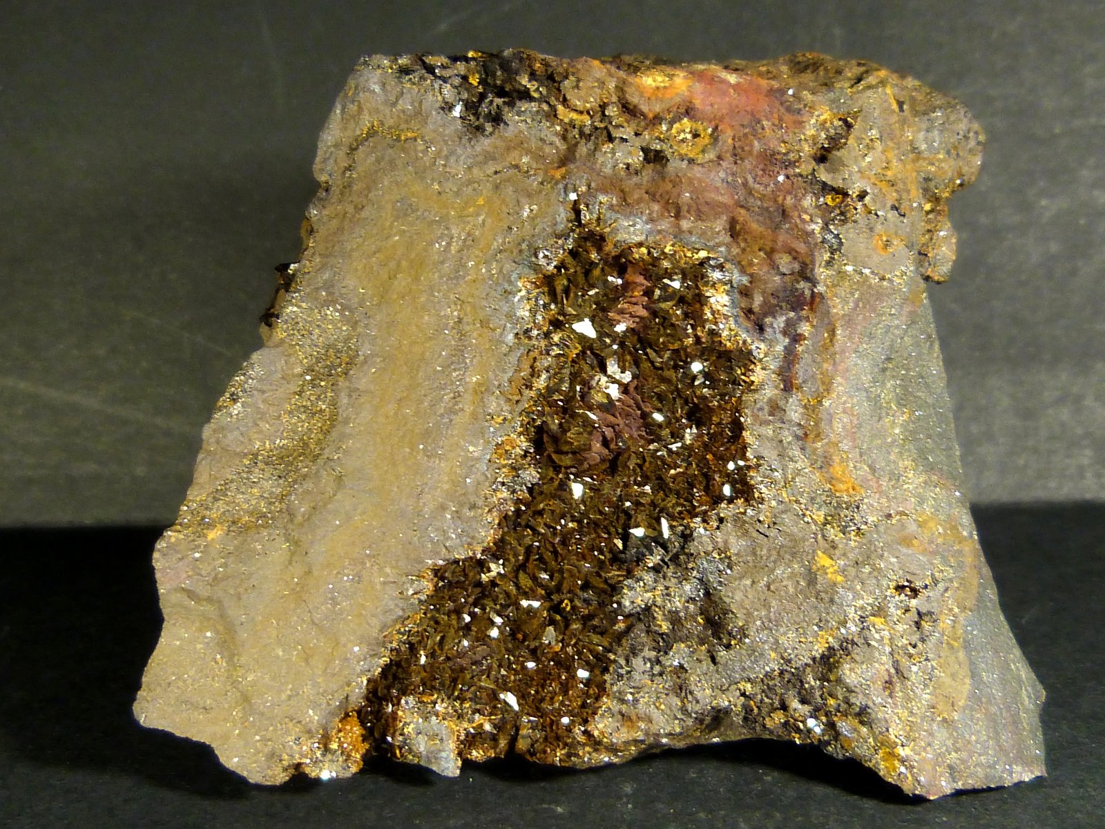 Jarosita en Hematites
7,5 x 7 x 2,5 cm.
(Autor: Felipe Abolafia)