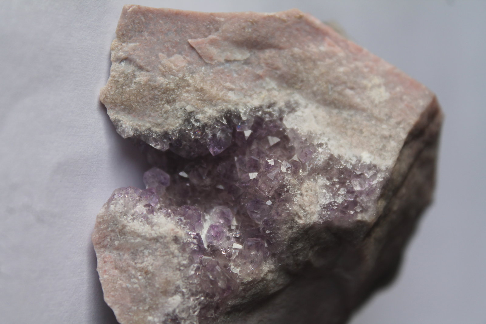 Cuarzo (variedad amatista)
5,5 x 5 x 3 cm.
(Autor: Rafael varela olveira)