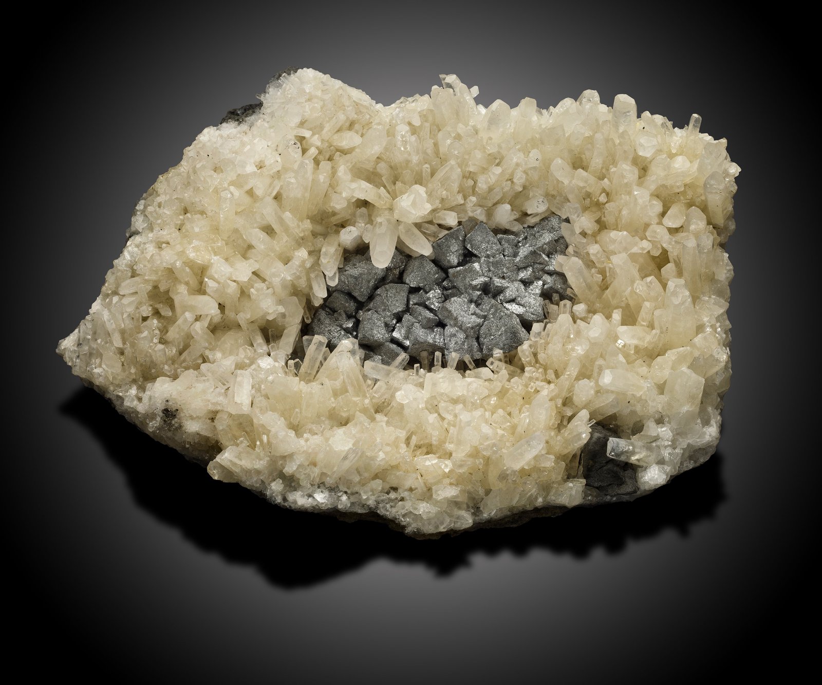 Antimonio con Calcita
18 x 13 x 6 cm
(Autor: Museo MIM)