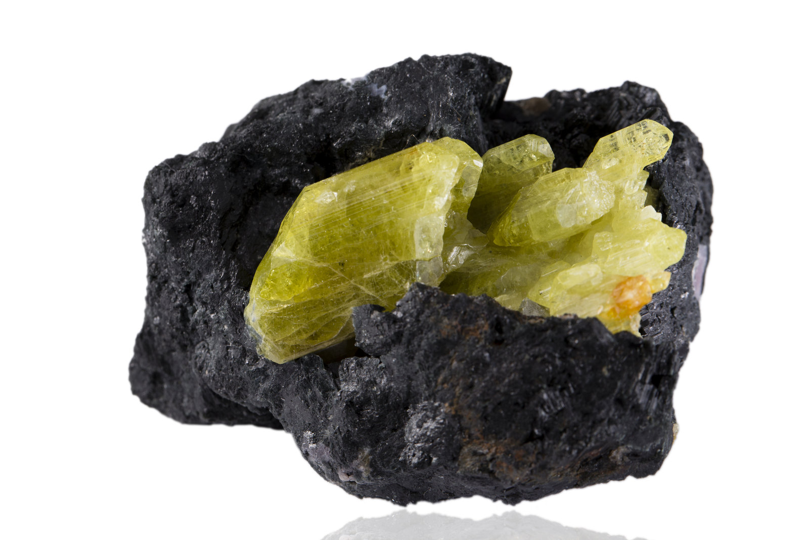 Crisoberilo con Taramita y Diopsido
6,5 x 5 x 4 cm
(Autor: Museo MIM)