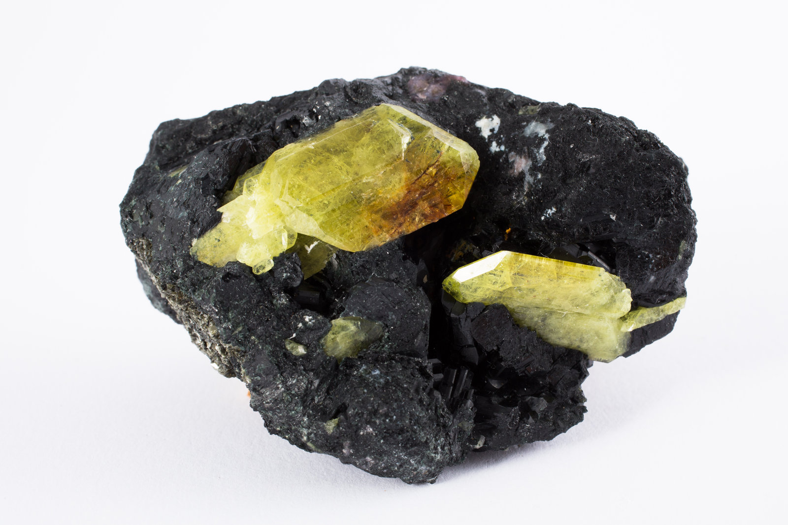 Crisoberilo con Taramita y Diopsido
7,5 x 5,5 x 4 cm
(Autor: Museo MIM)