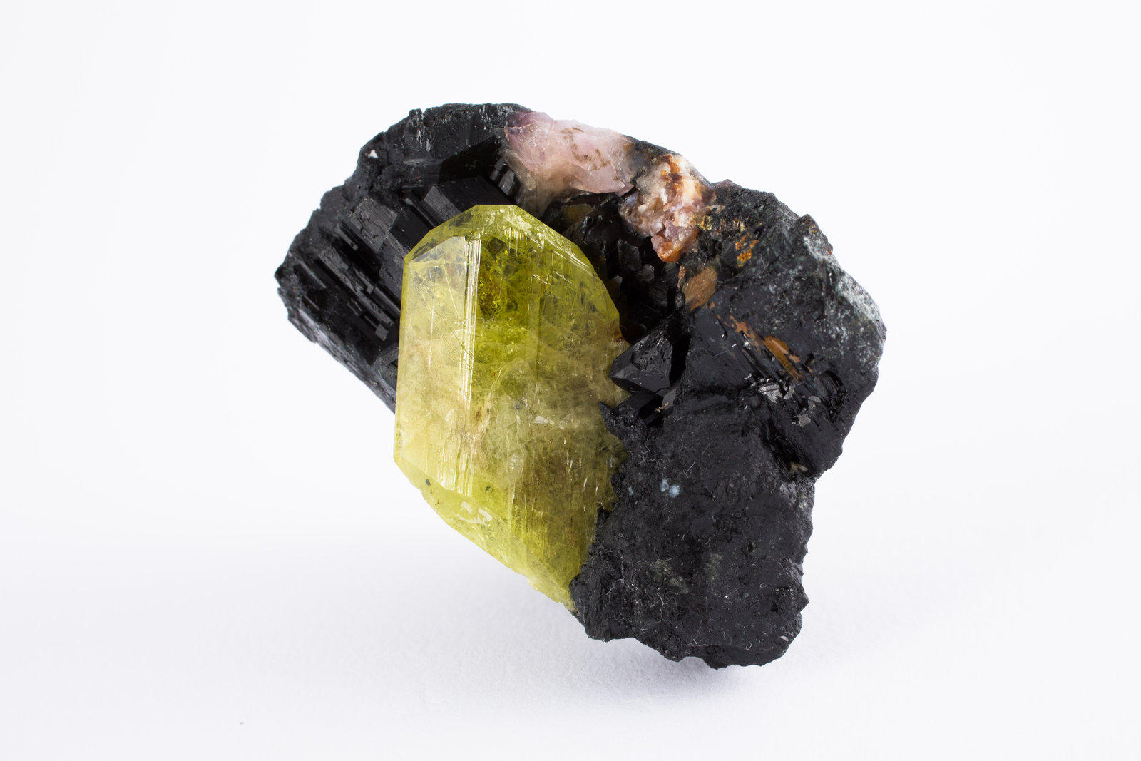 Crisoberilo con Taramita y Diopsido
3,5 x 4 x 4 cm
(Autor: Museo MIM)