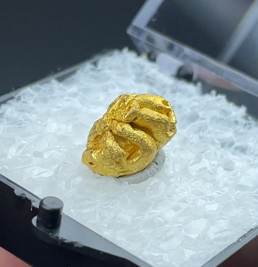 Oro
10,5 mm x 7,5 mm x 7,0 mm. Masa: 4,00.
(Autor: Carles Millan)