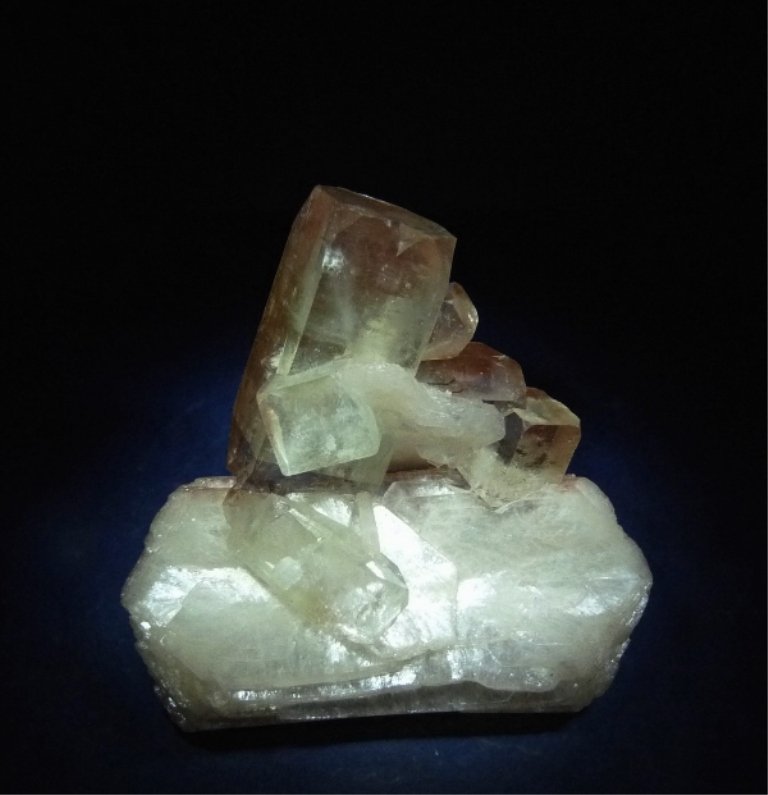 Fluorapofilita-(K) y Estilbita-Ca
60x40 mm.
(Autor: Jesus Franquesa Baucells)
