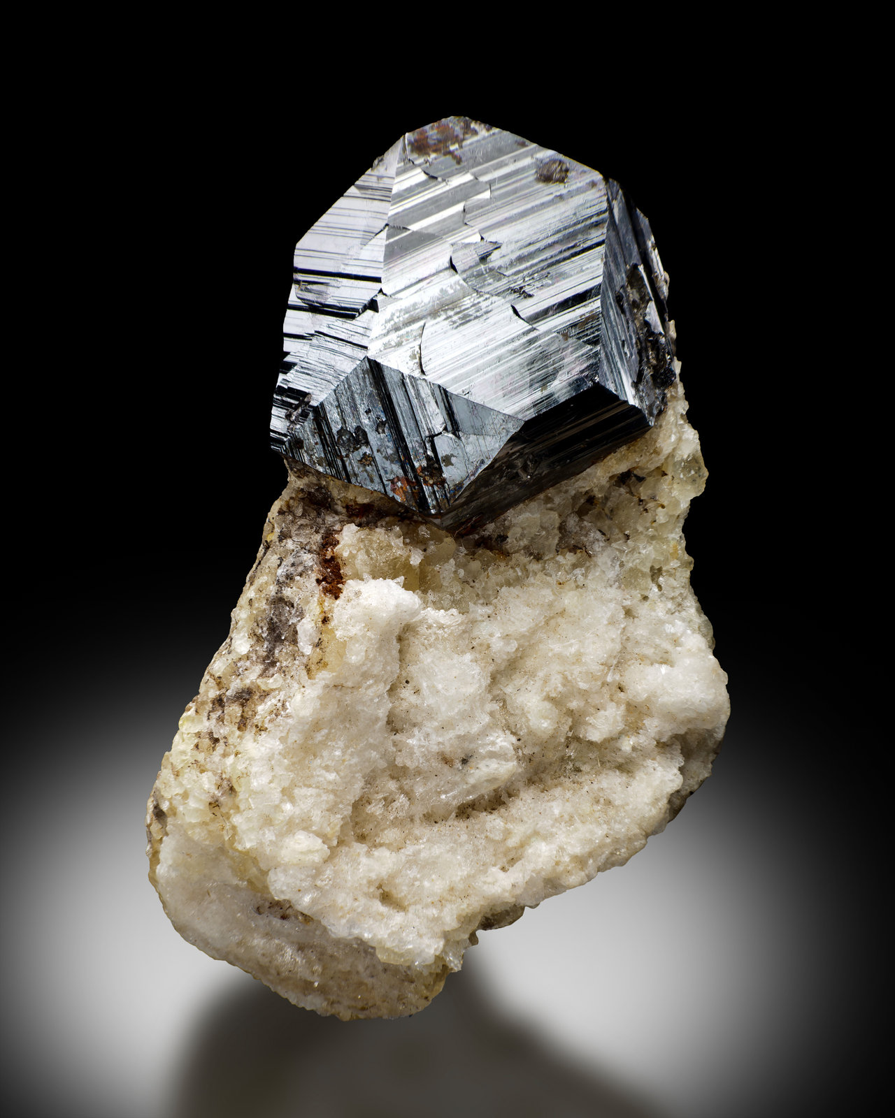Uraninita
3,5 x 3 x 5,5 cm
(Autor: Museo MIM)