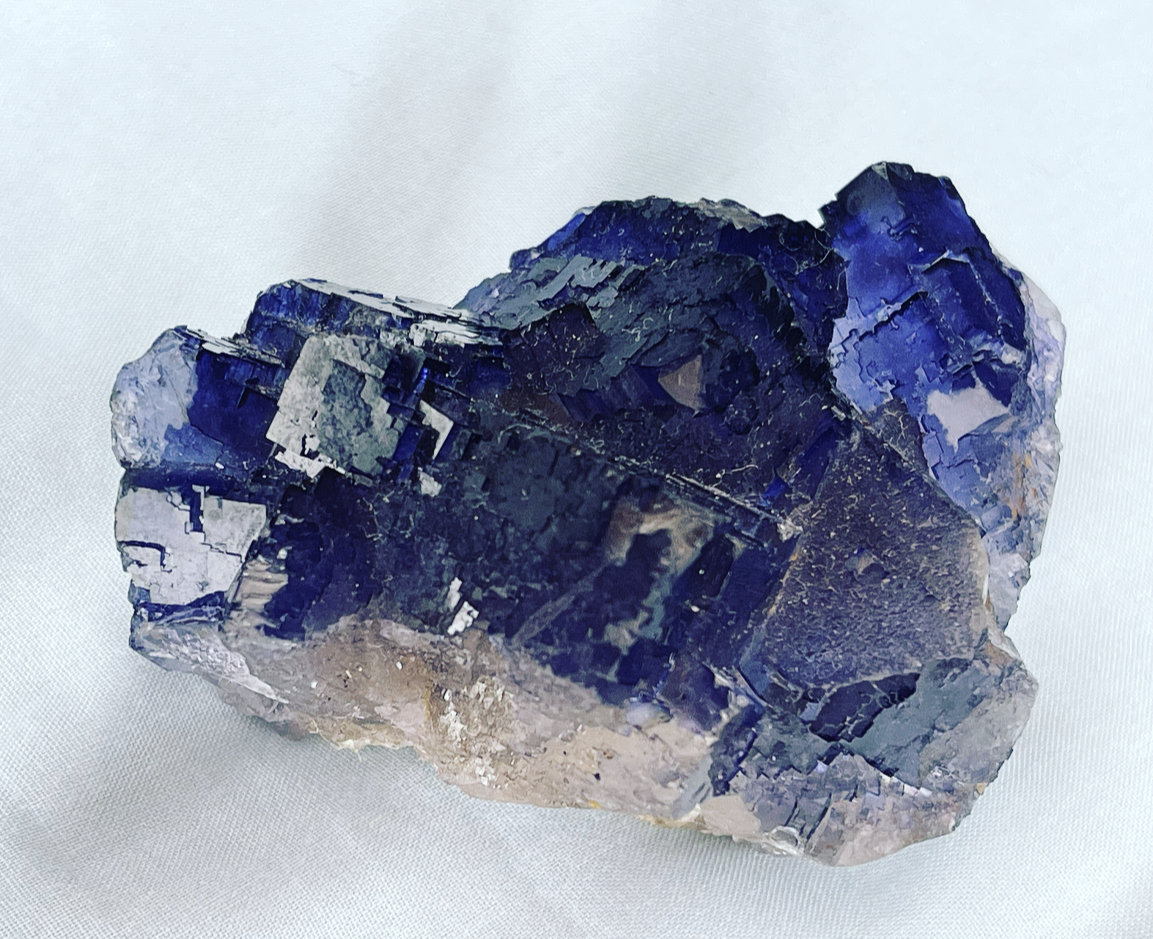 Fluorita
8cm de ancho y 3,5cm de alto
(Autor: castrominerals)
