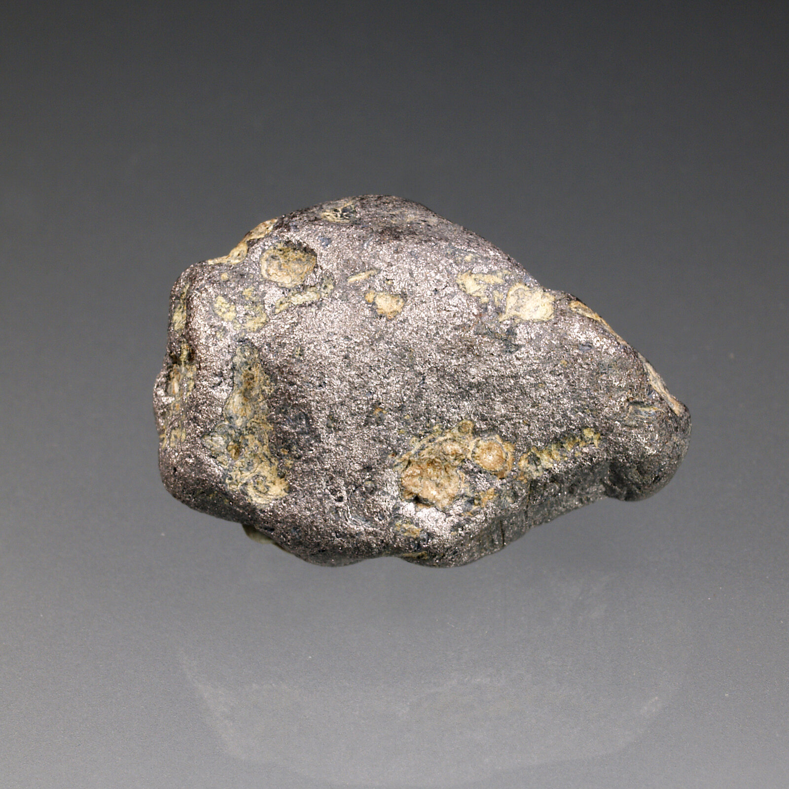 Bismuto
Río Vilaque, Pucarani, Provincia Los Andes, Departamento La Paz, Bolivia
28 mm x 20 mm x 10 mm. Masa: 26,6 g
(Autor: Carles Millan)