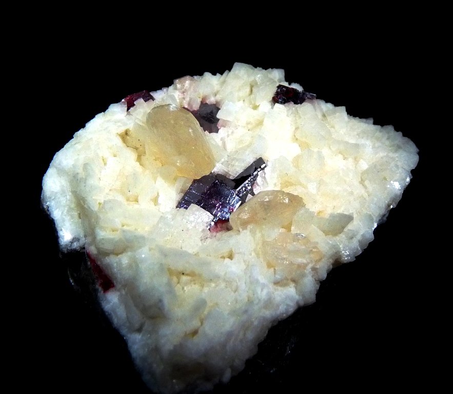 Cinábrio, Dolomita y Calcita.
50x45 mm.
(Autor: Jesus Franquesa Baucells)