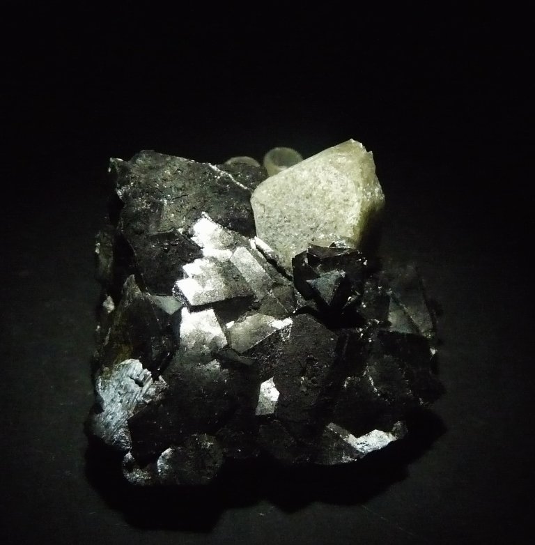Scheelita, Arsenopirita y Magnetita.
50x50 mm.; cristal de 15x15 mm.
(Autor: Jesus Franquesa Baucells)