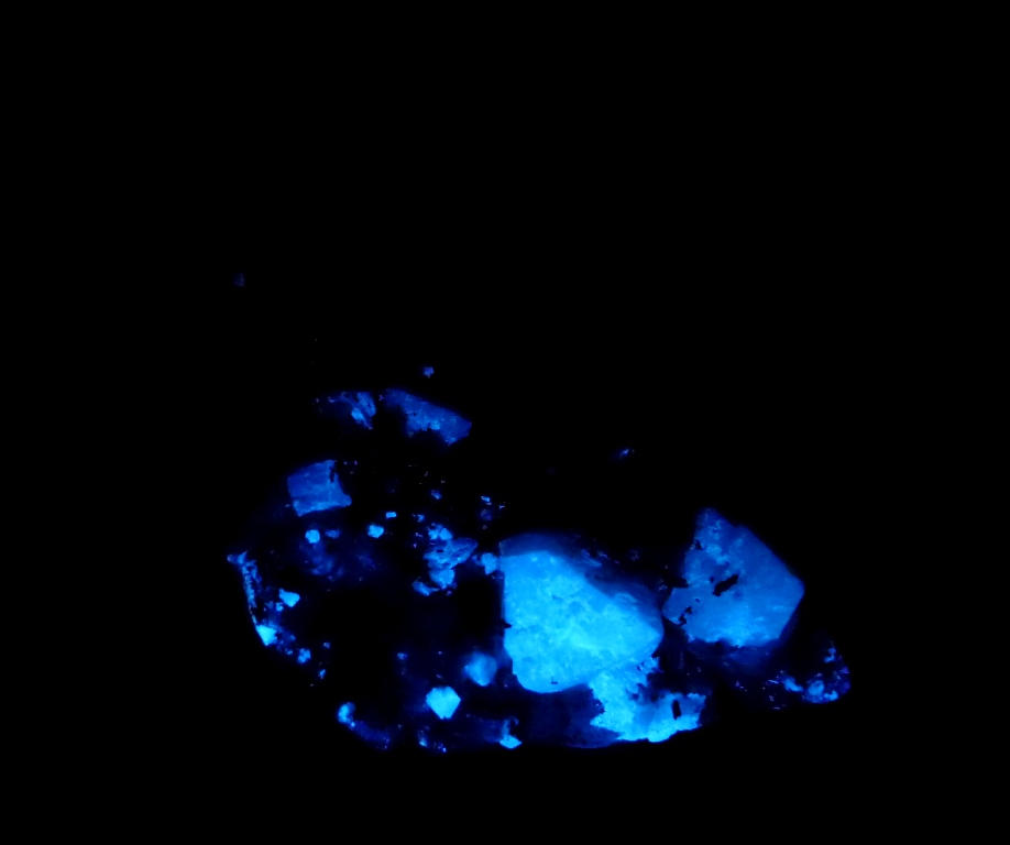 Scheelita, Calcita y Fluorita.
100x45 mm.
(Autor: Jesus Franquesa Baucells)
