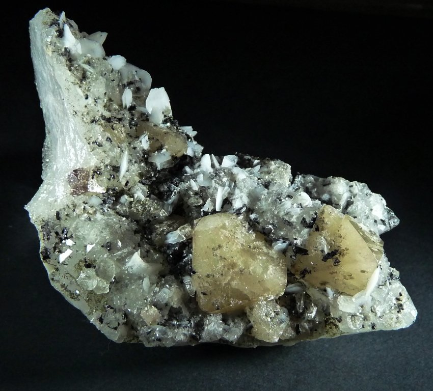 Scheelita, Calcita y Fluorita.
100x45 mm.
(Autor: Jesus Franquesa Baucells)