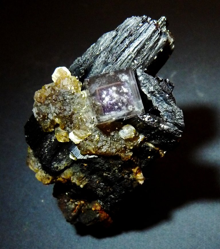 Wolframita y Fluorita.
65x40 mm.
(Autor: Jesus Franquesa Baucells)