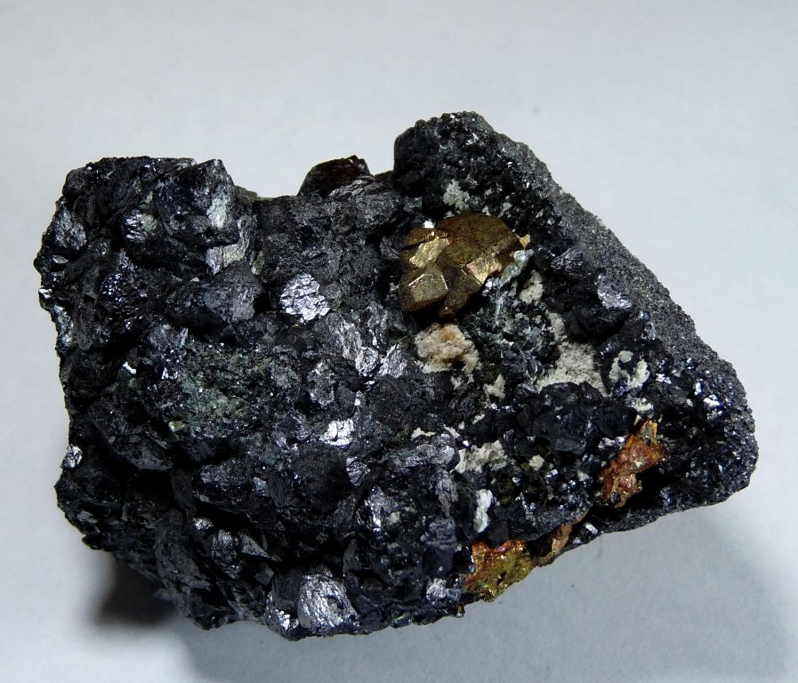 Magnetita, Pirita y Clinocloro.
64x45 mm.
(Autor: Jesus Franquesa Baucells)