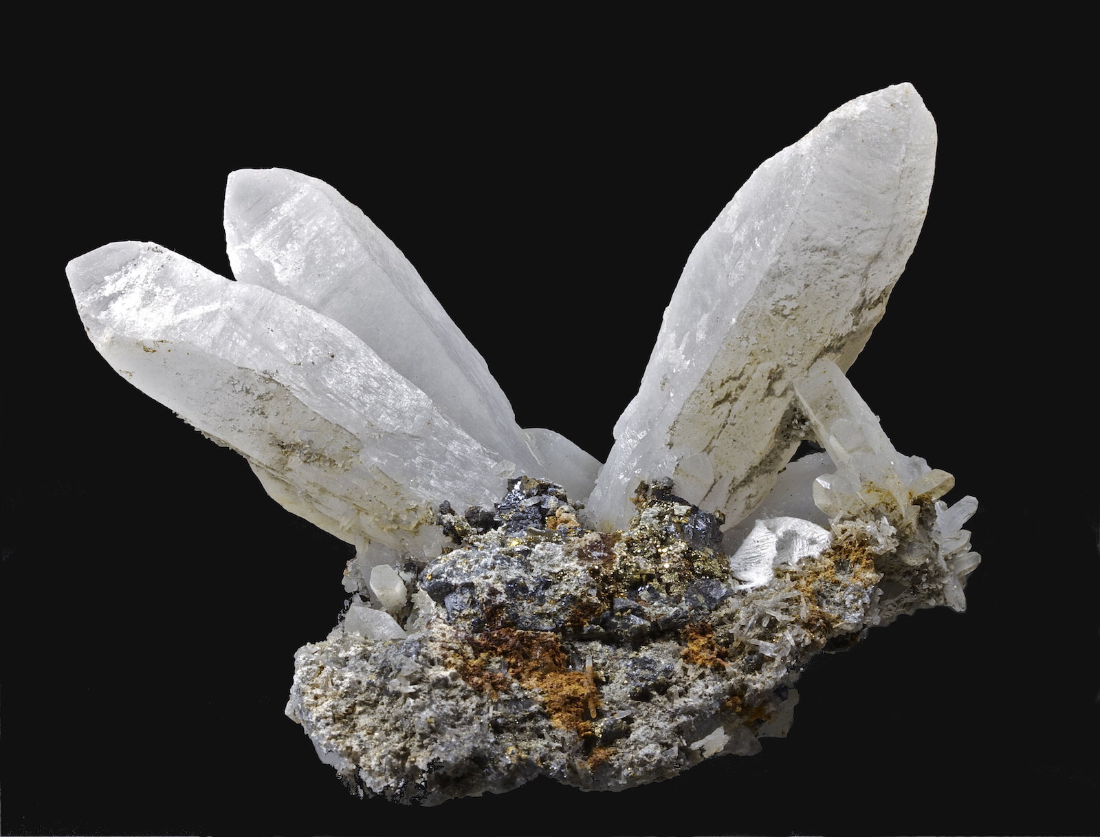 Cuarzo (variedad "lechoso"), Esfalerita, Calcopirita
7,8 x 6,9 cm.
(Autor: Xavier bordas)