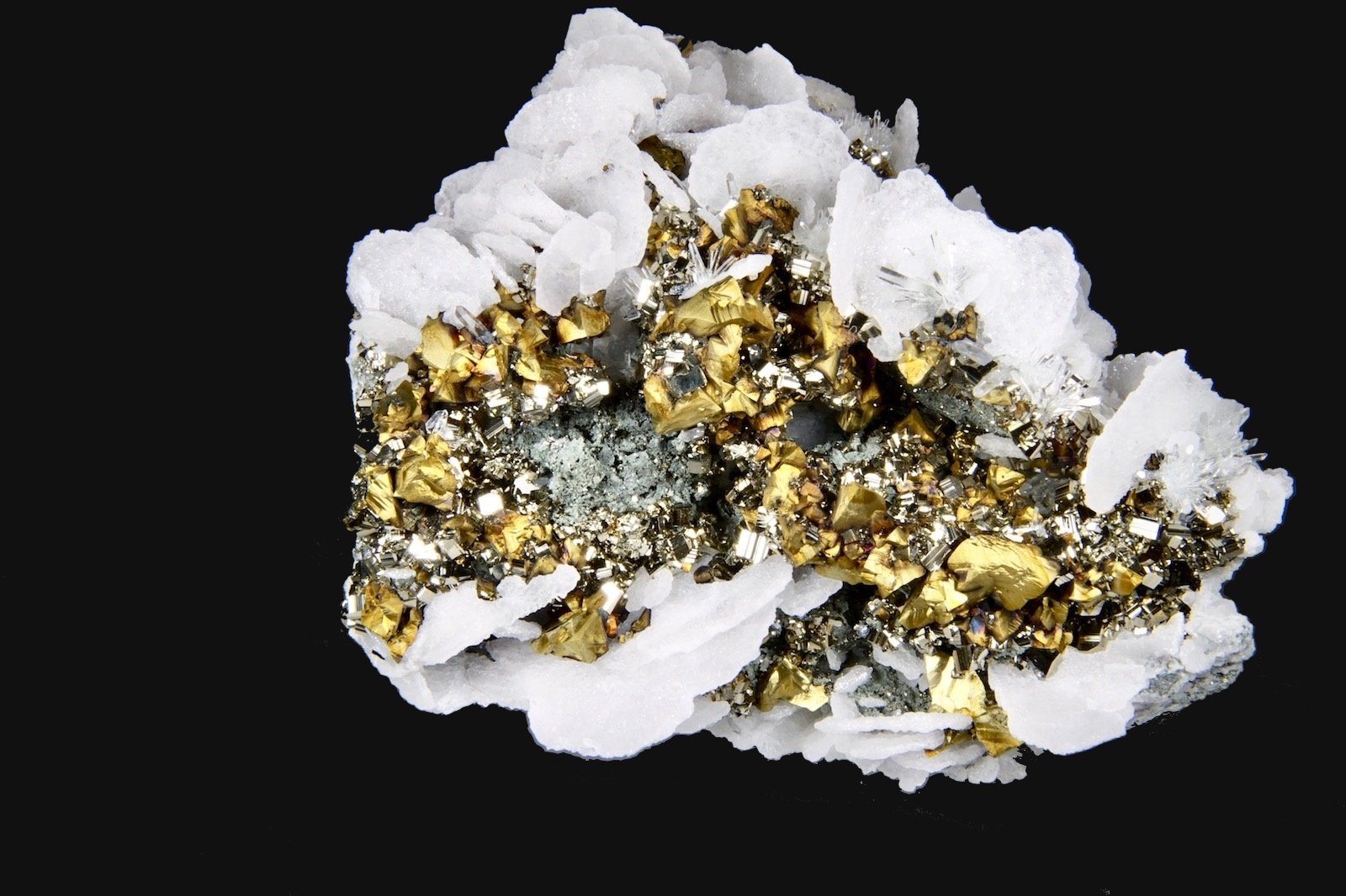 Cuarzo, Calcopirita, Pirita, Calcita
11,0 x 10,2 cm
(Autor: Xavier bordas)