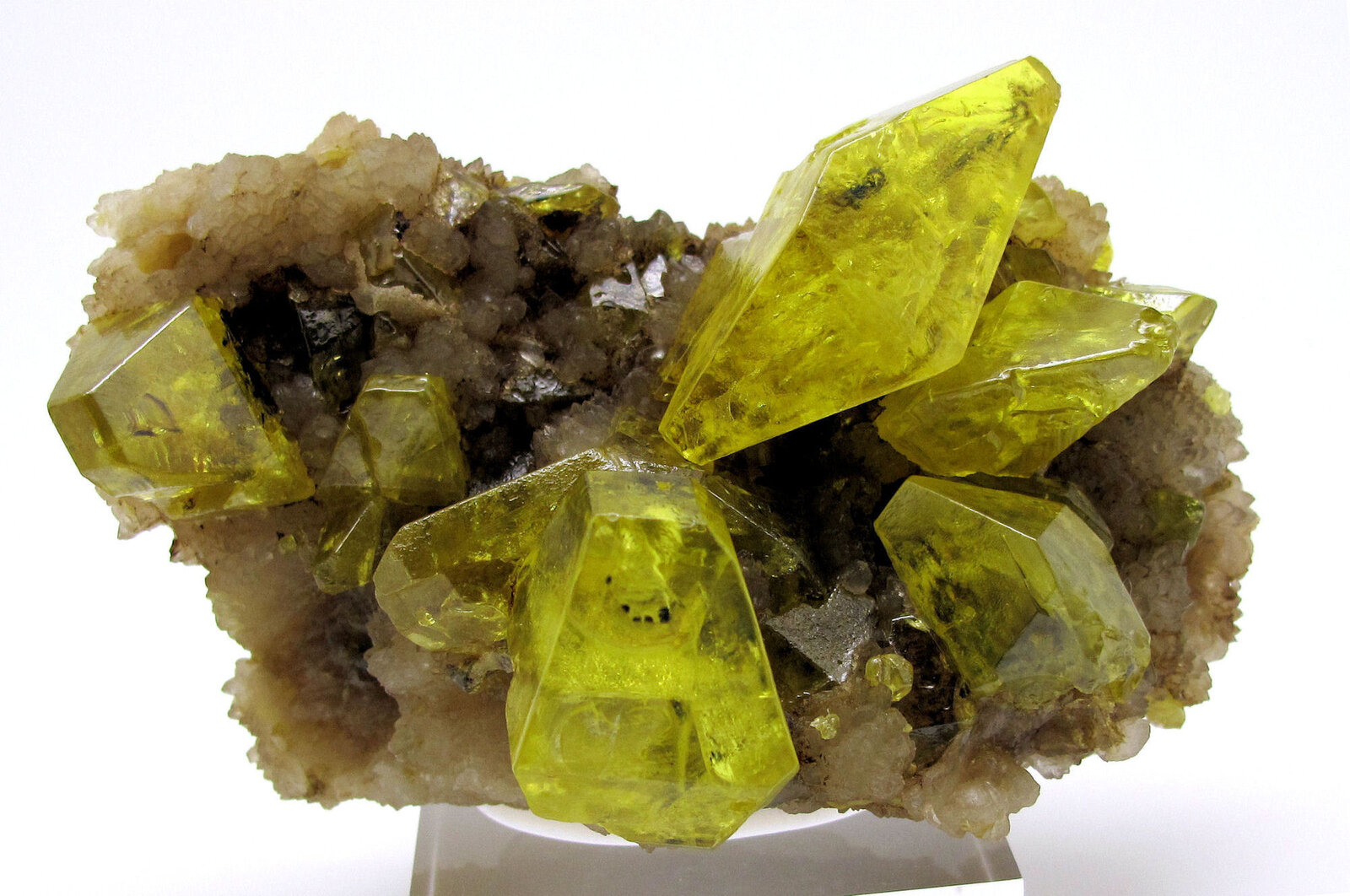 Azufre, Aragonito
Mina Cozzo Disi, Casteltermini, Provincia Agrigento (Girgenti), Sicilia, Italia
100 mm x 60 mm x 60 mm. Cristal principal de azufre: 44 mm
(Autor: Carles Millan)
