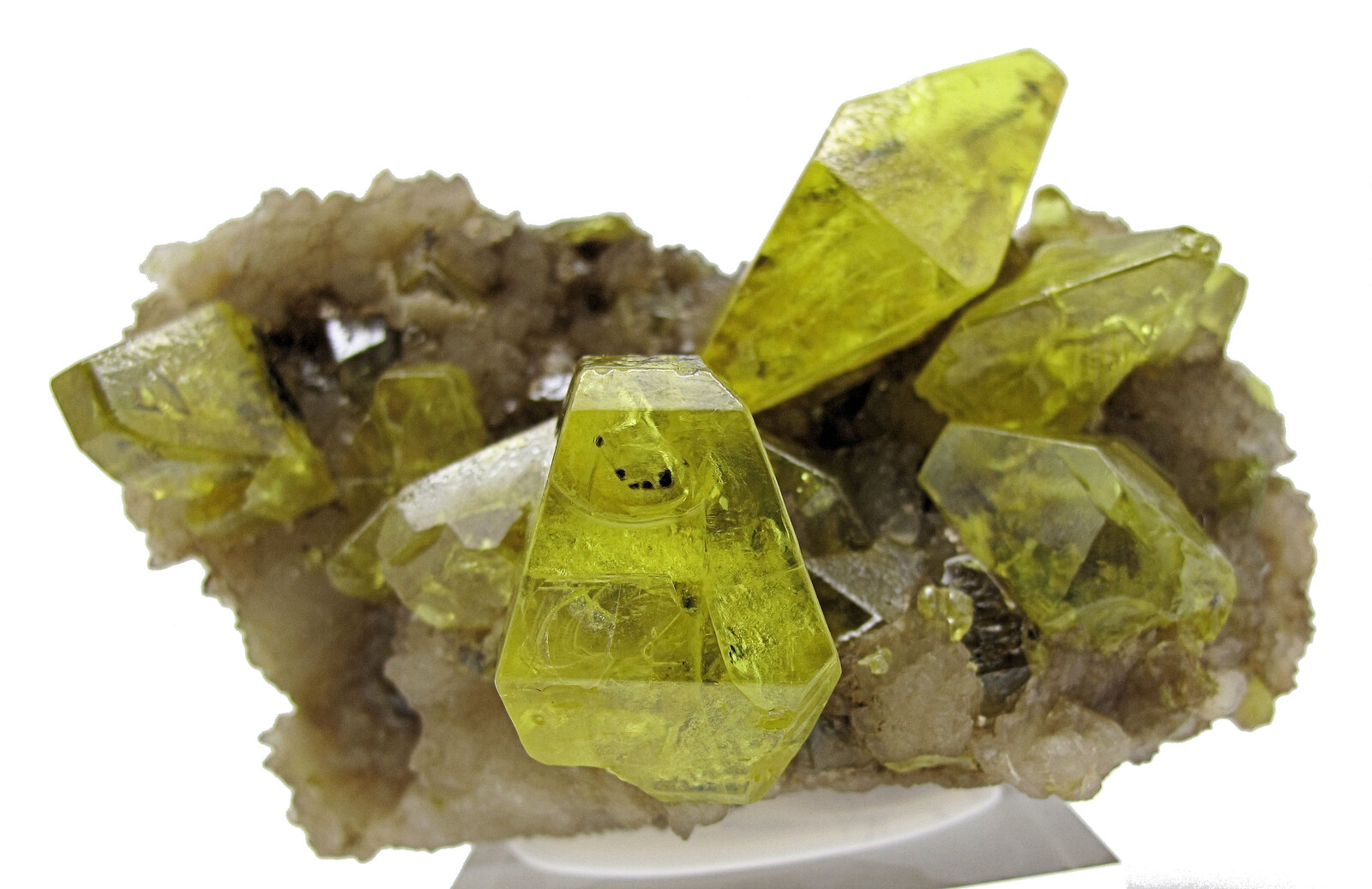 Azufre, Aragonito
Mina Cozzo Disi, Casteltermini, Provincia Agrigento (Girgenti), Sicilia, Italia
100 mm x 60 mm x 60 mm. Cristal principal de azufre: 44 mm
(Autor: Carles Millan)
