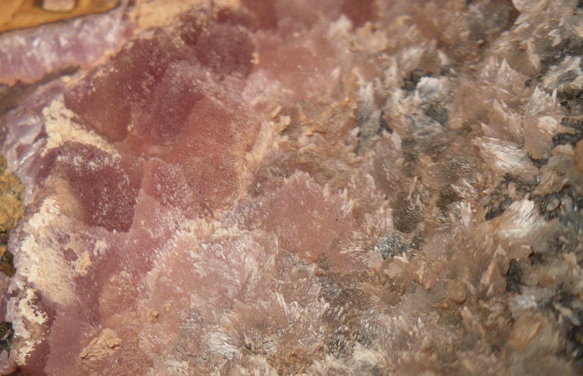 Calcita (variedad cobaltífera)
5'8 x 4'2 cm encuadre de la foto.
(Autor: Jordi Franco)