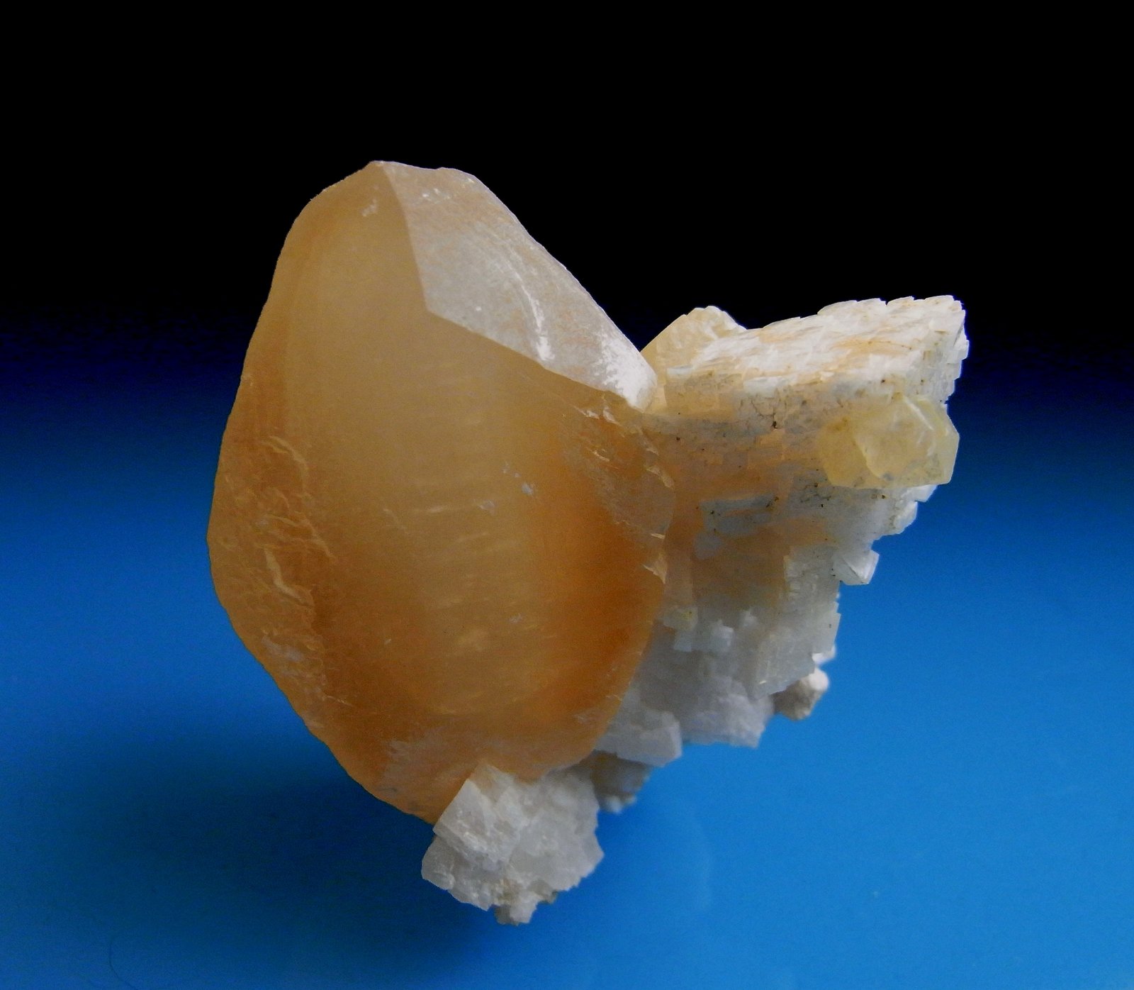 Calcita con Dolomita
Pieza de 4x4.3cm cristal mayor 4x3cm
(Autor: DAni)