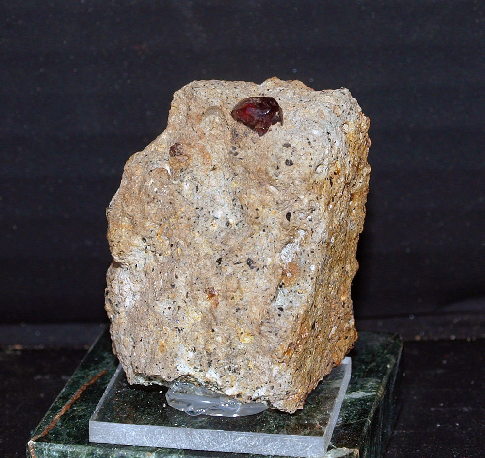 Almandino (Grupo Granate)
4 x 3.5 cm
(Autor: Pedro Antonio)