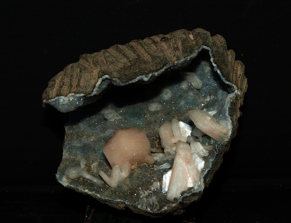 Estilbita-Ca [Stilbita-Ca] y Cuarzo [Quartz] (variedad calcedonia)
9 x 5.5 cm
(Autor: Pedro Antonio)