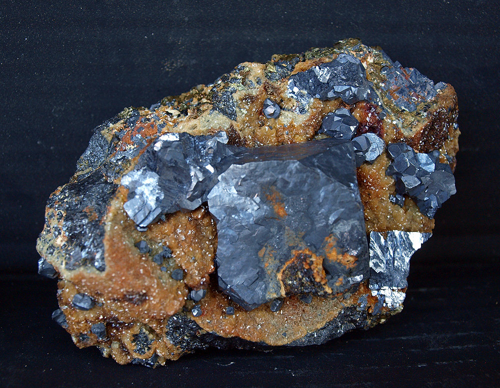 Galena, Esfalerita
12 x 7.5 cm
(Autor: Pedro Antonio)