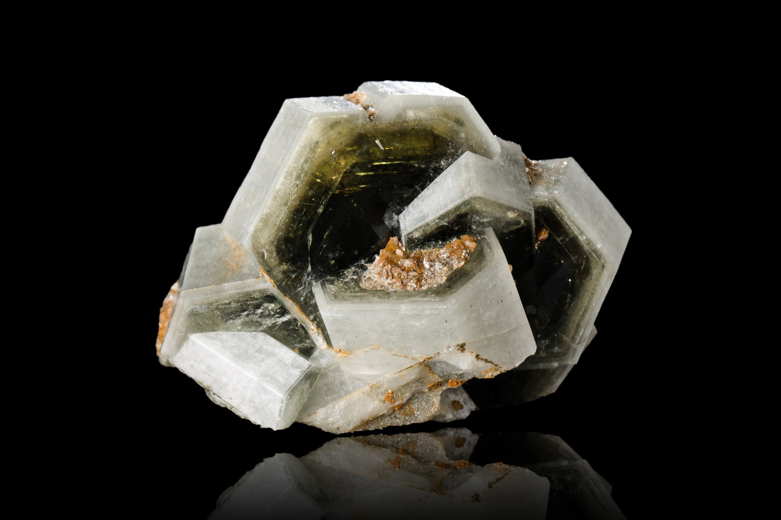 Fluorapatito (Grupo Apatito)
6 x 4,5 x 4 cm
(Autor: Museo MIM)