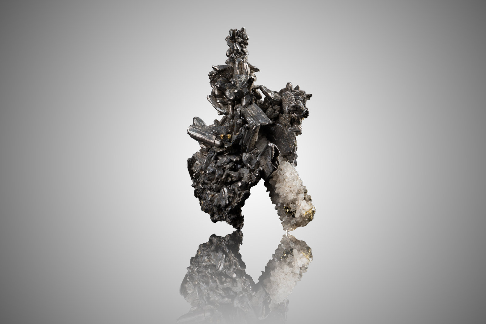 Hessita con Cuarzo
3 x 3 x 4,5 cm
(Autor: Museo MIM)