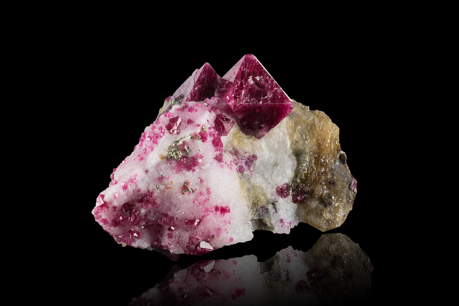 Espinela, Escapolita y Pirita
9 x 5,5 x 6,5 cm
(Autor: Museo MIM)